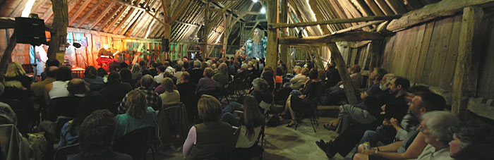 KIF 3058 Tommy-Peoples_giants_audience Littlebourne-barn